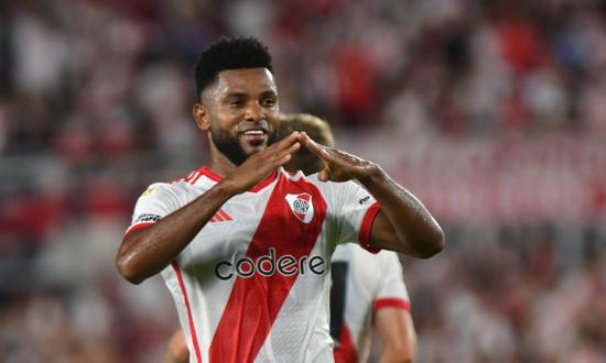 River mejoró y pudo quebrar la racha ante el débil IR, pero silbaron...