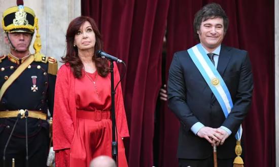 Siguen los cruces entre Milei y Cristina Kirchner por el aumento de sueldos: “Quiero pensar que usted lee lo que firma”