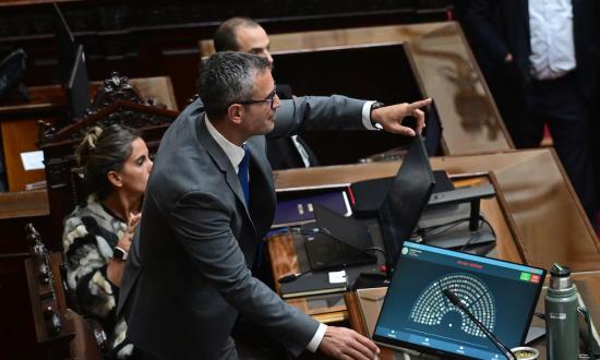 Diputados aprobó un proyecto que restringe el uso de los DNU pero hubo cambios y ahora deberá volver al Senado: algo de alivio para el Gobierno