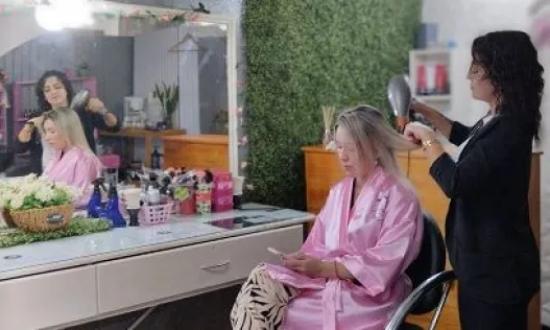 Peluquerías tratan de reinventarse por la crisis