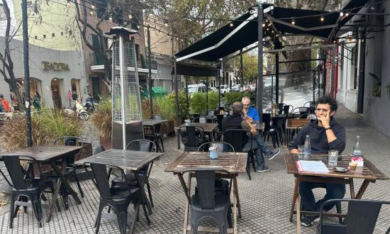 ¿Comer afuera o en casa?: por qué es el peor momento de los últimos 8 años para ir a un restaurante y pedir delivery